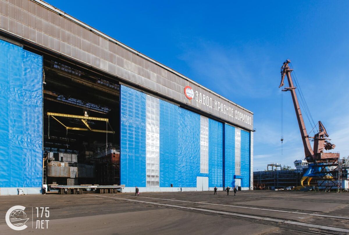 Часть крыши завода «Красное Сормово» обрушилась из-за снега в Нижнем Новгороде - фото 1