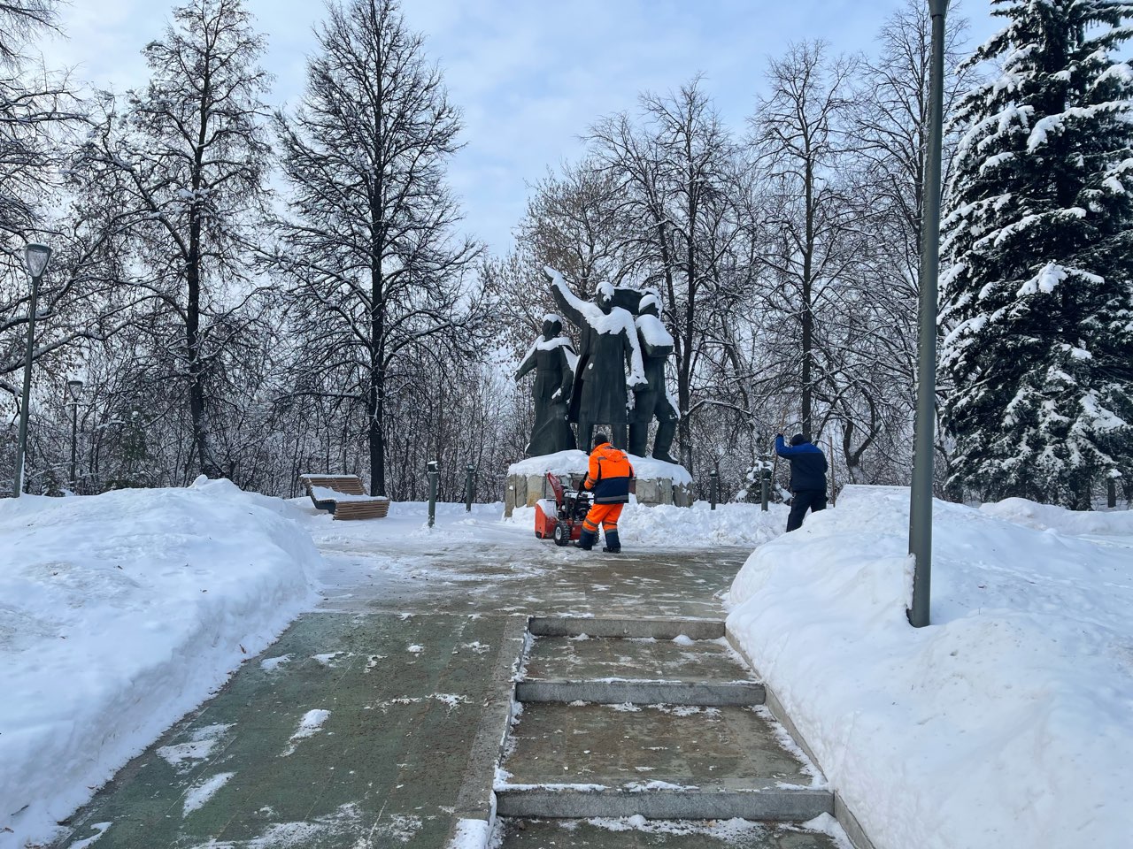 Почти полуметровые сугробы выросли в Нижнем Новгороде из-за сильного снегопада  - фото 1