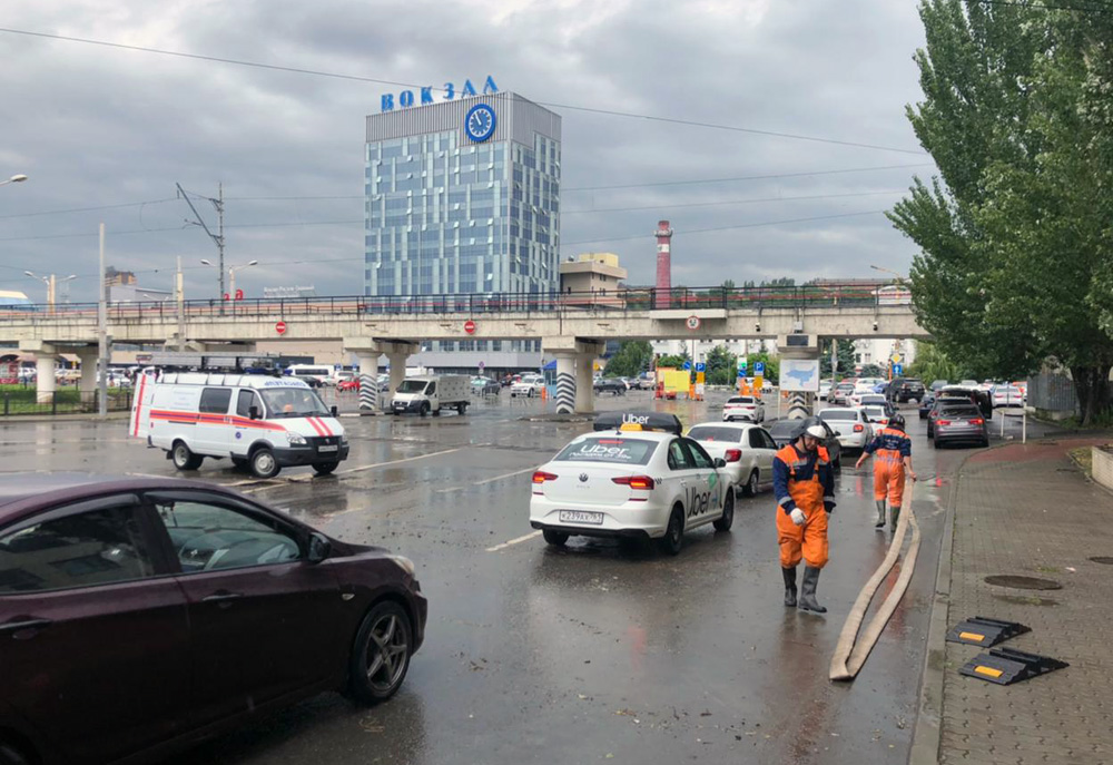 Из-за проливных дождей в Ростове зафиксировали более 100 происшествий