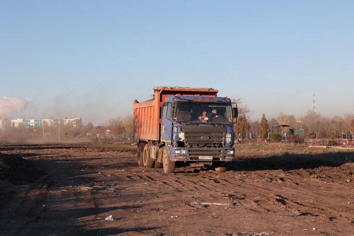 В Азове с Аллеи героев вывезли более трех тысяч кубов мусора - фото 1