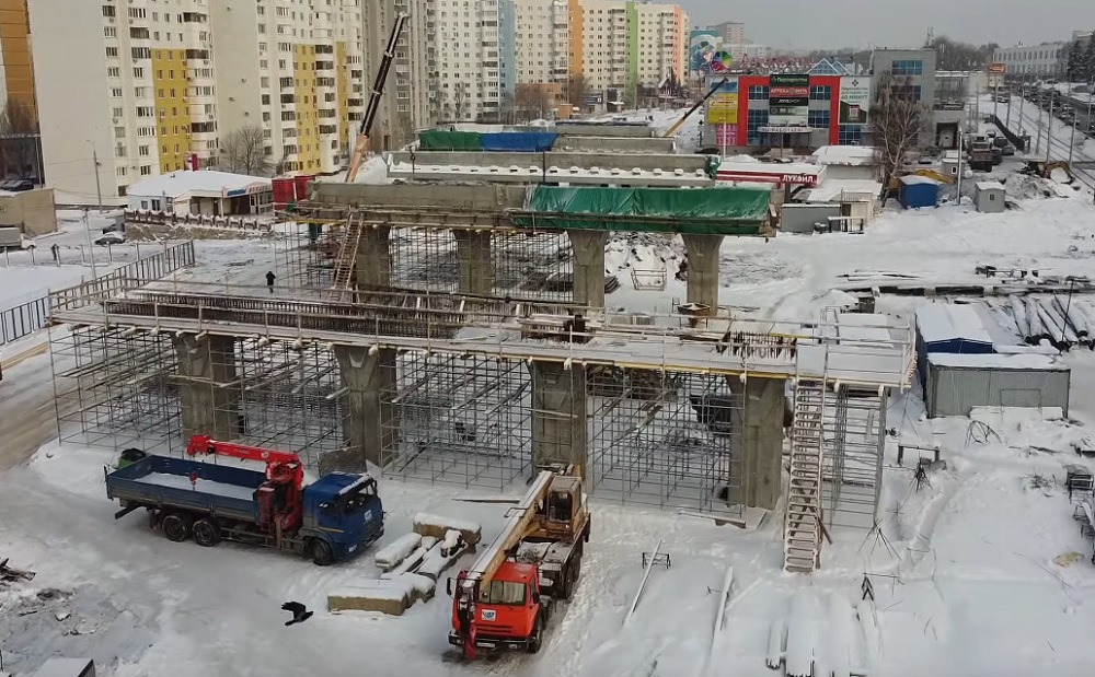 На ул. Ново-Садовой в Самаре установили девятую балку эстакады