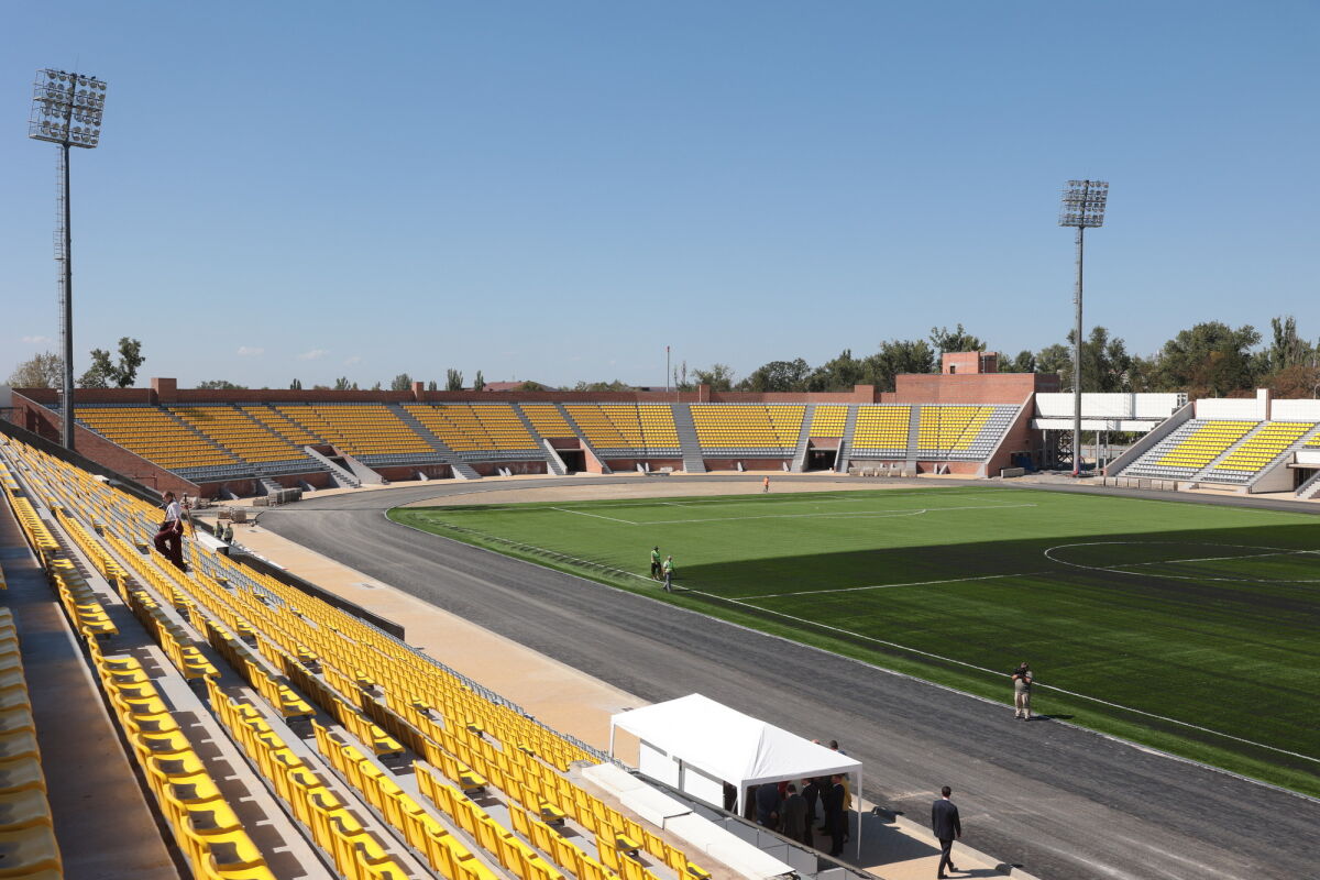 Завершение реконструкции стадиона в Шахтах перенесли на весну 2026 года  - фото 1