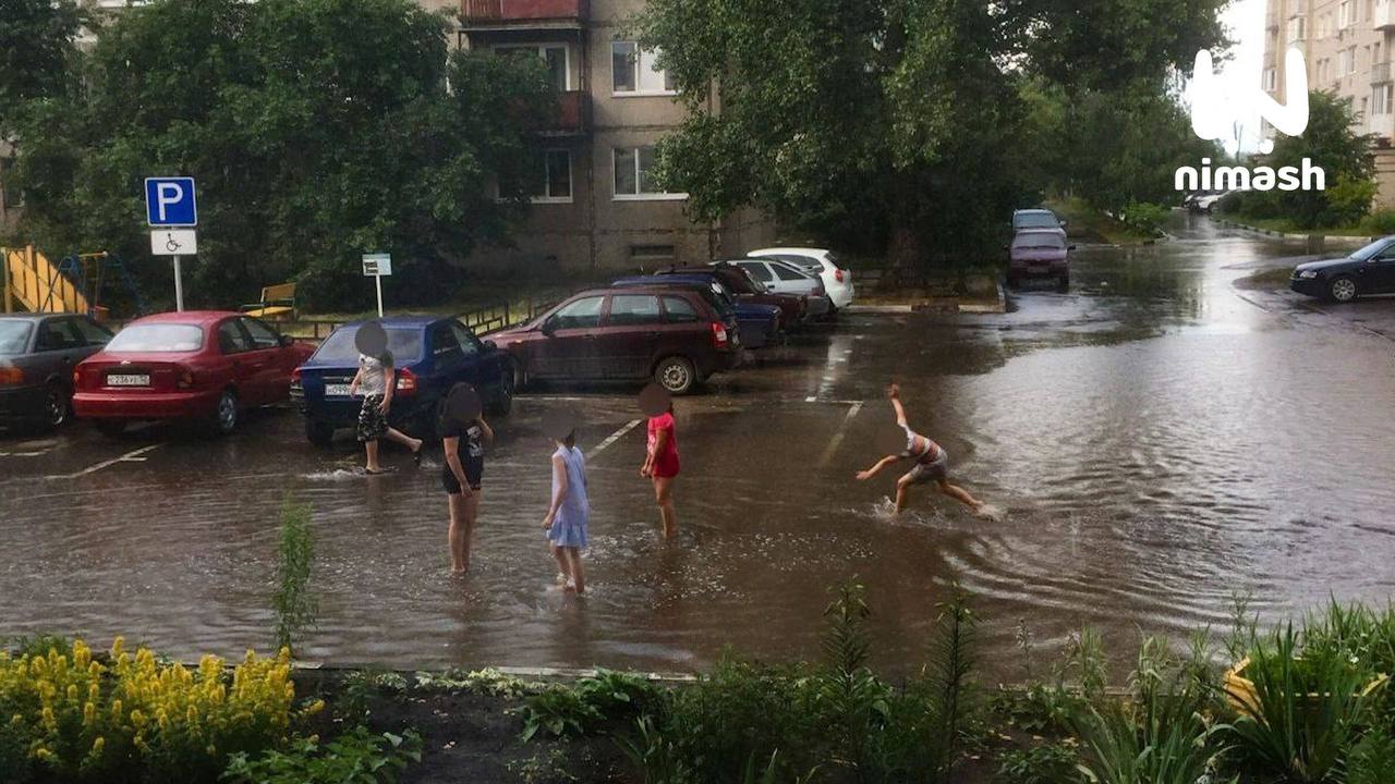 Огромная лужа на Бору превратилась в бассейн для местных детей - фото 1