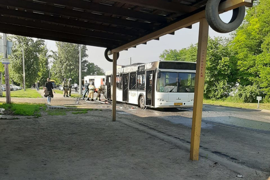 Сегодня утром пассажирский автобус №10 горел на ул. Оганова в Ростове-на-Дону